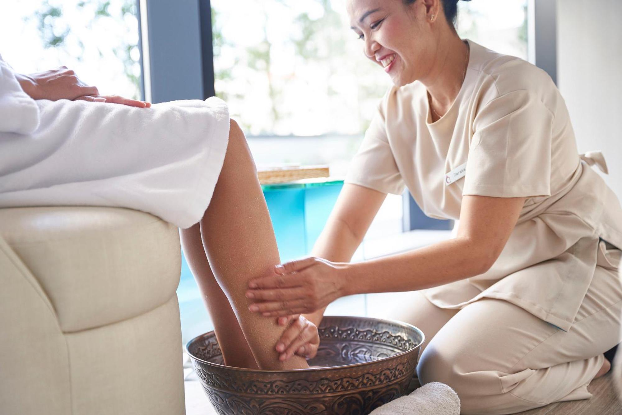 Centara Grand Hotel Osaka Exterior photo A foot massage