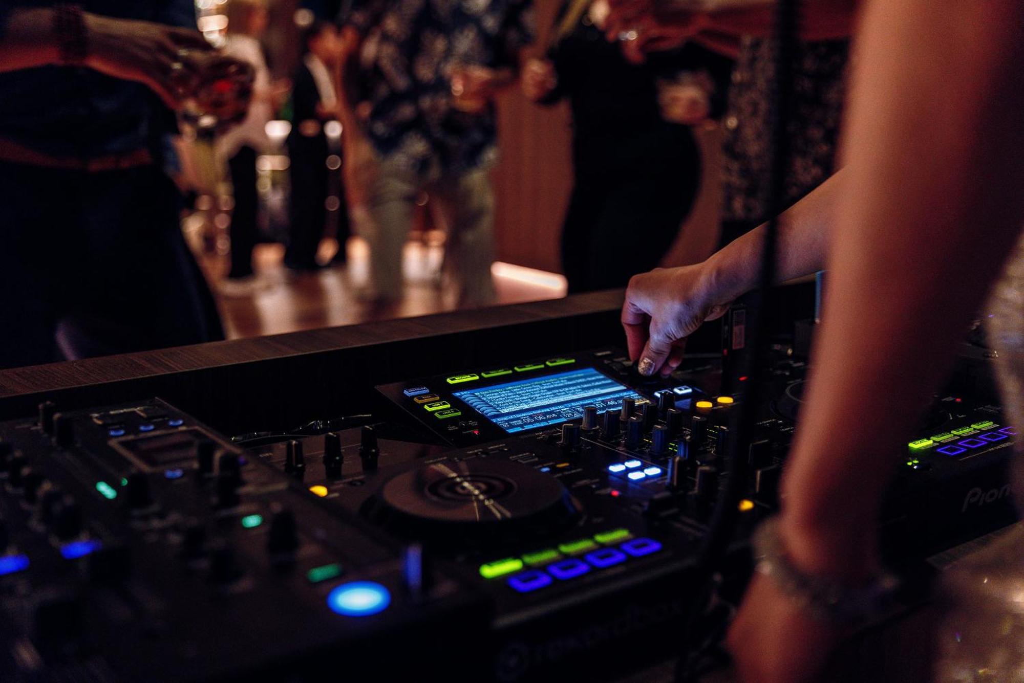 Centara Grand Hotel Osaka Exterior photo DJ at work